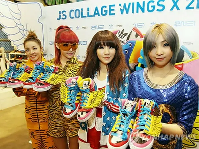 「2NE1」
