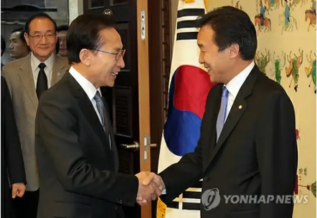 国会で会談した李大統領と民主党の孫代表（右）＝15日、ソウル（聯合ニュース）