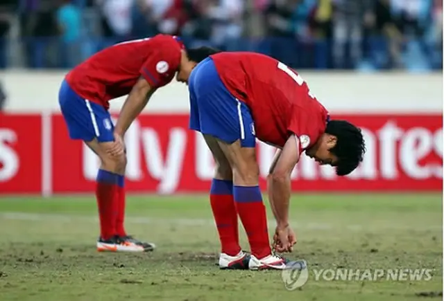 レバノン戦に敗れうなだれる韓国選手＝15日、ベイルート（聯合ニュース）