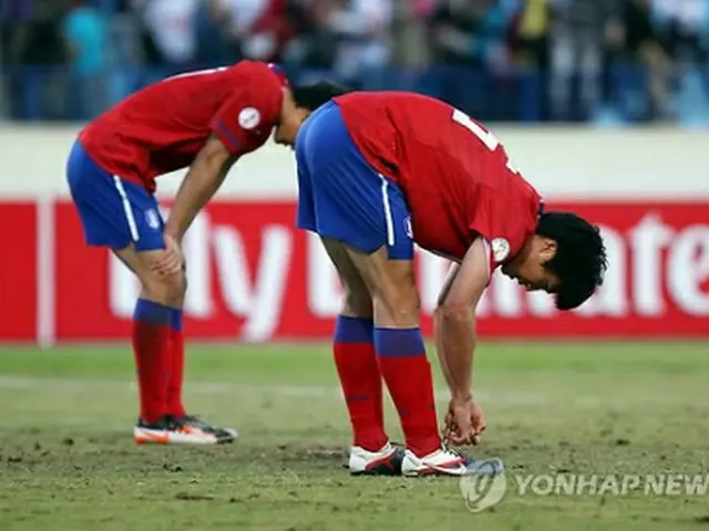 レバノン戦に敗れうなだれる韓国選手＝15日、ベイルート（聯合ニュース）