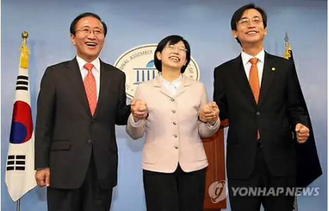 新党結成を発表した3団体の代表。左から新しい進歩統合連帯の魯会燦（ノ・フェチャン）代表、民主労働党の李正姫（イ・ジョンヒ）代表、国民参与党の柳時敏（ユ・シミン）代表＝20日、ソウル（聯合ニュース）