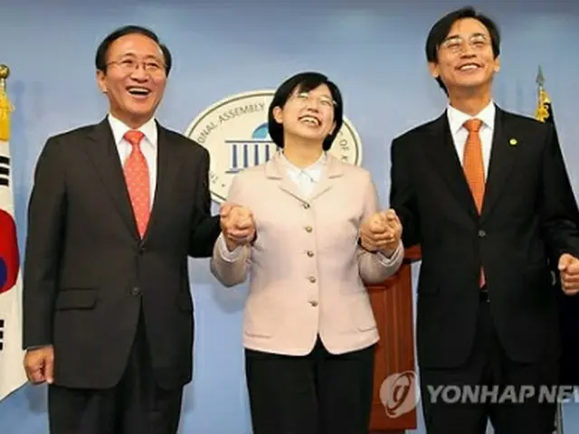 新党結成を発表した3団体の代表。左から新しい進歩統合連帯の魯会燦（ノ・フェチャン）代表、民主労働党の李正姫（イ・ジョンヒ）代表、国民参与党の柳時敏（ユ・シミン）代表＝20日、ソウル（聯合ニュース）
