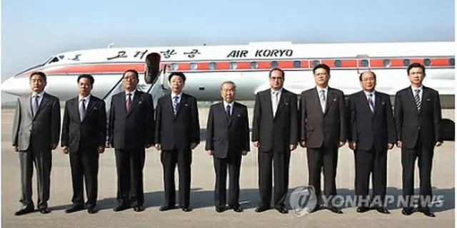 ９月に高麗航空で中国を訪問した北朝鮮の崔永林首相（中央）ら＝（聯合ニュース）