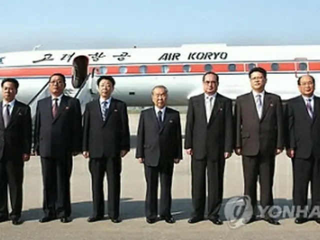９月に高麗航空で中国を訪問した北朝鮮の崔永林首相（中央）ら＝（聯合ニュース）