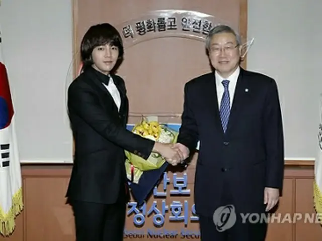委嘱式で握手を交わすチャン・グンソクさん（左）と金星煥長官＝7日、ソウル（聯合ニュース）
