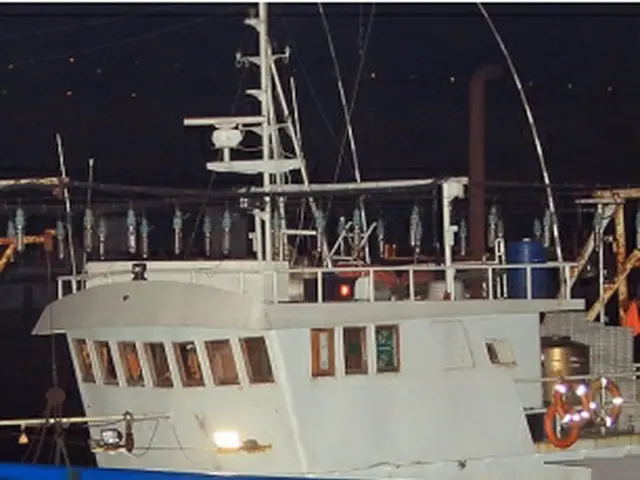 死傷した海洋警察官が取り締まりに当たっていた中国漁船が１３日未明、仁川海洋警察に移送された。前方は漁船乗組員ら＝１３日、仁川市（聯合ニュース）