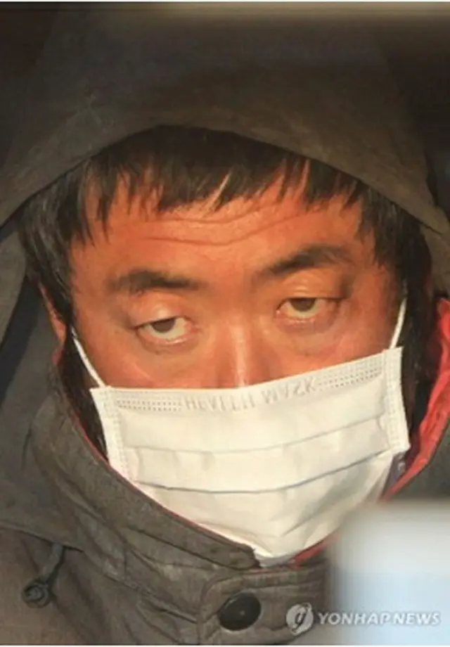韓国に移送された中国漁船の船員＝１３日、仁川（聯合ニュース）