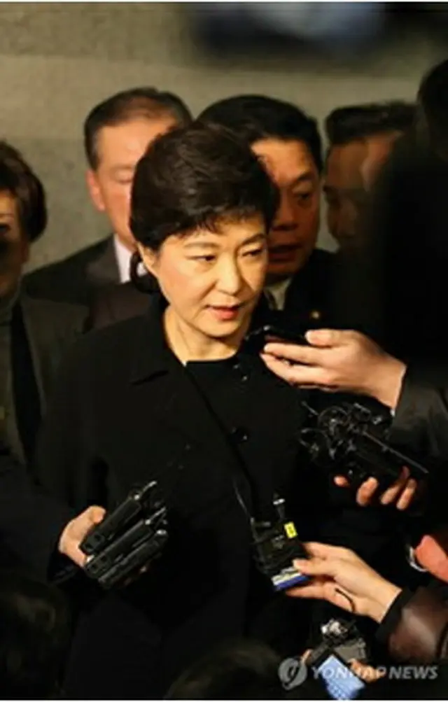 会合終了後、報道陣の質問に答える朴槿恵氏＝14日、ソウル（聯合ニュース）