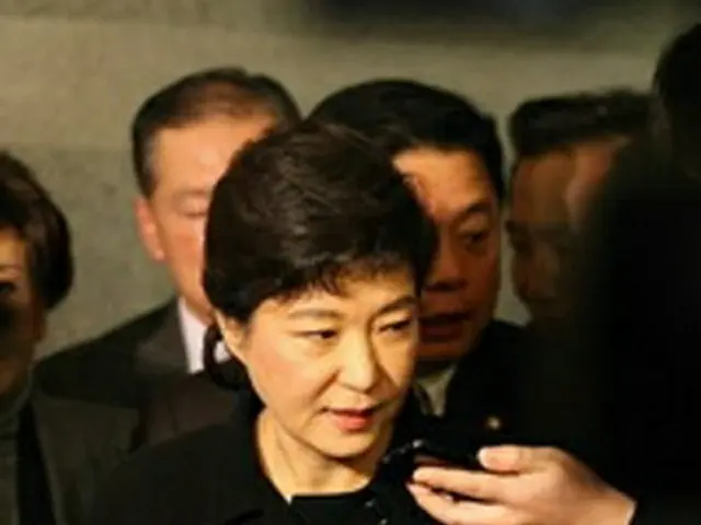 会合終了後、報道陣の質問に答える朴槿恵氏＝14日、ソウル（聯合ニュース）