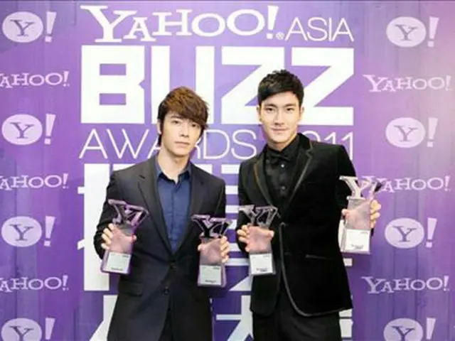 授賞式に参席した「SUPER JUNIOR」ドンヘ（左）とチェ・シウォン（右）