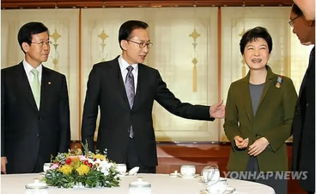 与野党の幹部に北朝鮮政策での協力を呼びかけた李大統領（中央）＝22日、ソウル（聯合ニュース）
