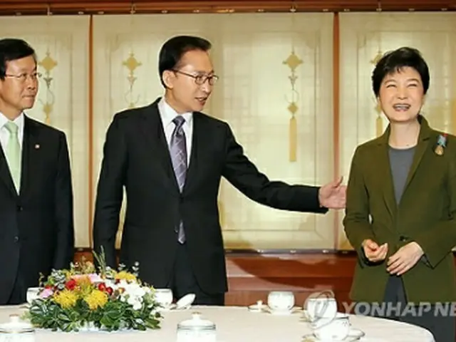 与野党の幹部に北朝鮮政策での協力を呼びかけた李大統領（中央）＝22日、ソウル（聯合ニュース）