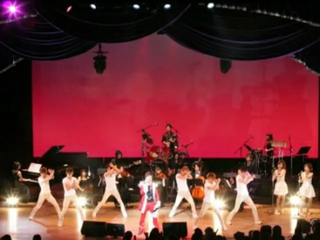 パク・ヒョンビンの公演模様＝（聯合ニュース）