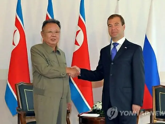 ロシアのメドベージェフ大統領（右）と会談した際の金総書記＝（聯合ニュース）