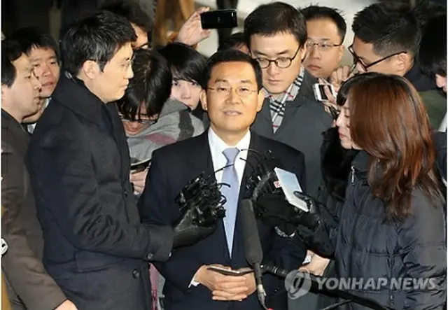 検察に出頭する前に、取材陣の質問に答えている高承徳議員＝8日、ソウル（聯合ニュース）