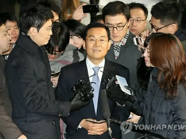 検察に出頭する前に、取材陣の質問に答えている高承徳議員＝8日、ソウル（聯合ニュース）