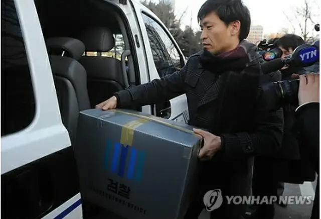 家宅捜索で資料を押収する捜査員＝11日、京畿道・高陽（聯合ニュース）