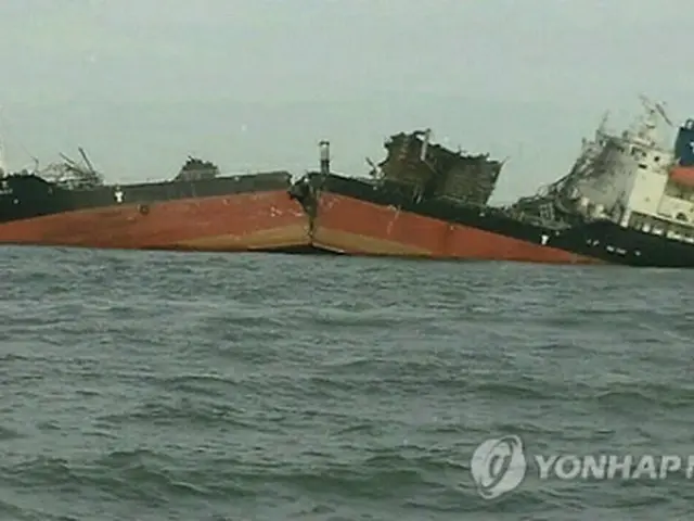 爆発事故で沈没したタンカー＝15日、仁川（聯合ニュース）