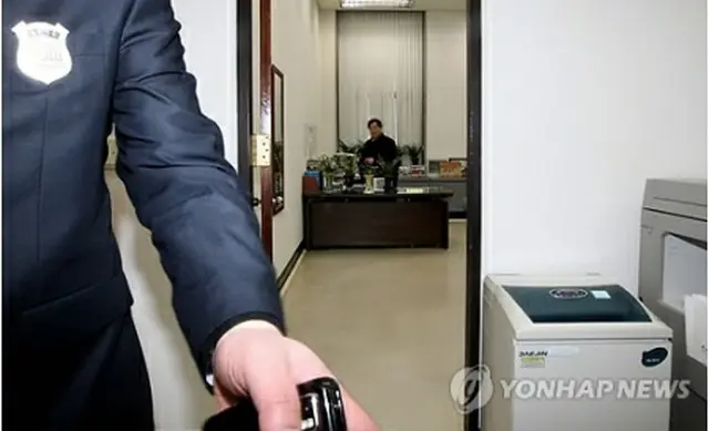 ソウル中央地検関係者が朴ヒ太（パク・ヒテ）国会議長の秘書室を捜索している＝１９日、ソウル（聯合ニュース）
