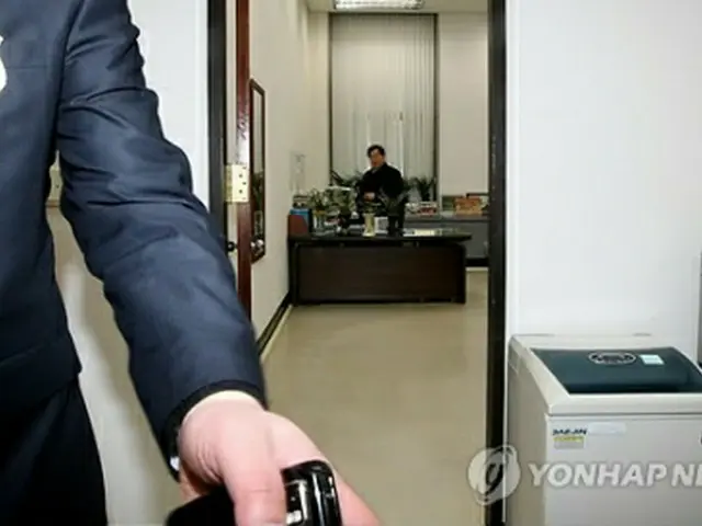 ソウル中央地検関係者が朴ヒ太（パク・ヒテ）国会議長の秘書室を捜索している＝１９日、ソウル（聯合ニュース）