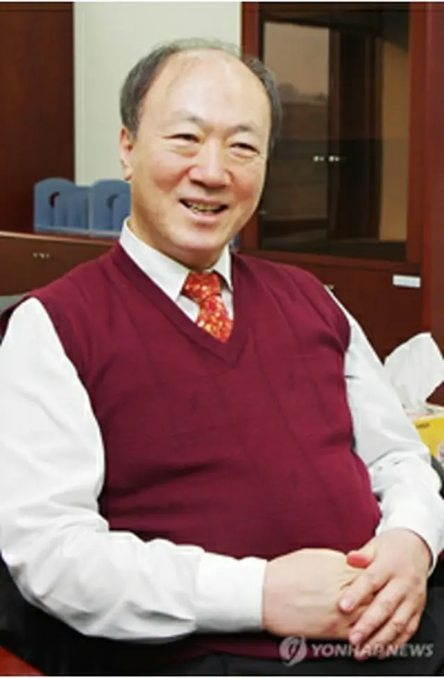インタビューに応じる朴仁煥委員長＝２６日、ソウル（聯合ニュース）