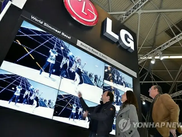 ＬＧ電子が「ＩＳＥ２０１２」に出品した１６５インチＬＥＤマルチビジョン（提供写真）＝３１日、ソウル（聯合ニュース）