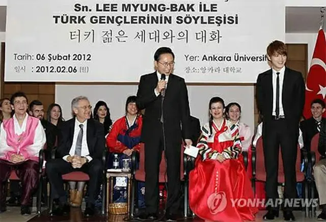 「JYJ」ジェジュン（右）と李明博（イ・ミョンバク）大統領（左）