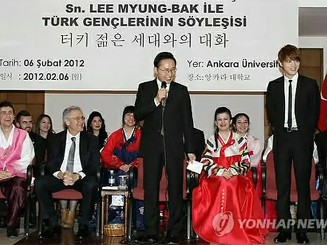 「JYJ」ジェジュン（右）と李明博（イ・ミョンバク）大統領（左）