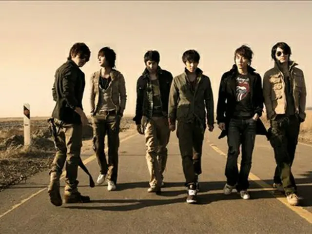 カムバック公演を開催する「SHINHWA」