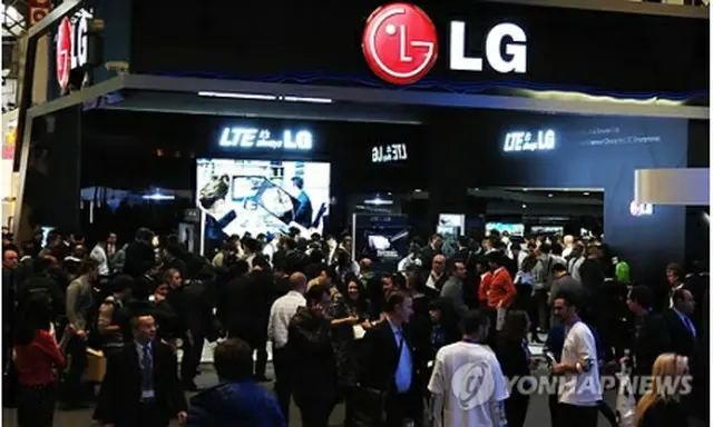 来場客でにぎわうMWCのLG電子ブース＝（聯合ニュース）