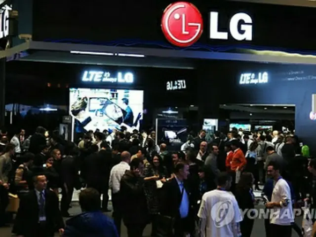 来場客でにぎわうMWCのLG電子ブース＝（聯合ニュース）