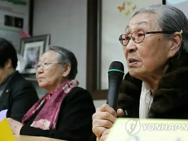 賠償金を全額寄付すると会見で述べた元慰安婦の女性＝8日、ソウル（聯合ニュース）