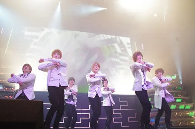 「U-KISS」