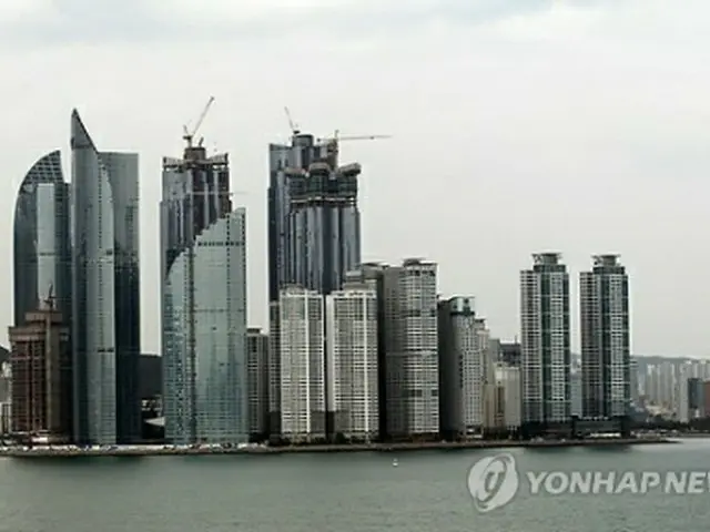 高層ビルが立ち並ぶ釜山市内（資料写真）＝（聯合ニュース）