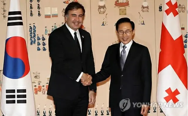 サーカシビリ大統領と握手する李大統領（右）＝29日、ソウル（聯合ニュース）