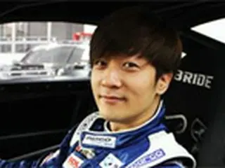“穏やかな男”アレックス、荒いカーレーサーに変身