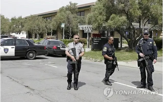 オイコス神学大学前で警備を行う警察ら＝（ＥＡＰ＝聯合ニュース）