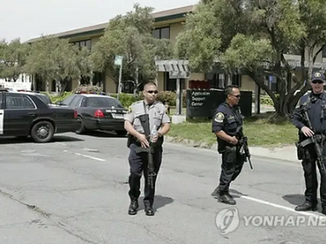 オイコス神学大学前で警備を行う警察ら＝（ＥＡＰ＝聯合ニュース）