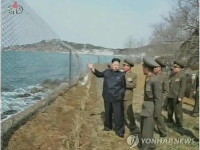 東海岸の江原道・元山沖にある前哨基地を視察する正恩氏＝（聯合ニュース）