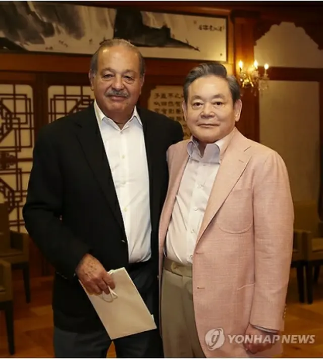 李健熙会長（右）とカルロス・スリム氏（サムスン提供）＝8日、ソウル（聯合ニュース）