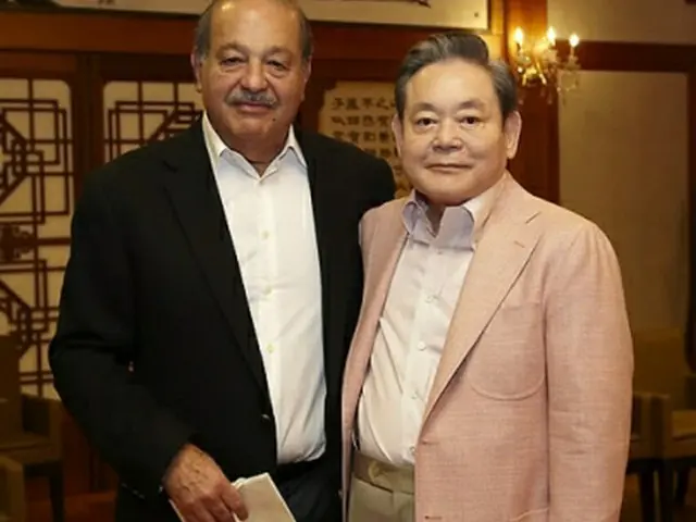 李健熙会長（右）とカルロス・スリム氏（サムスン提供）＝8日、ソウル（聯合ニュース）