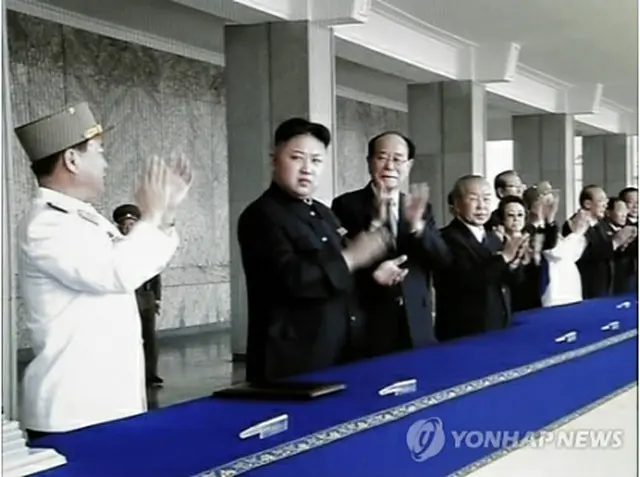 軍事パレードを観閲する金正恩第1書記（左から2人目）＝15日、ソウル（AP＝聯合ニュース）