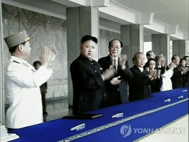 軍事パレードを観閲する金正恩第1書記（左から2人目）＝15日、ソウル（AP＝聯合ニュース）