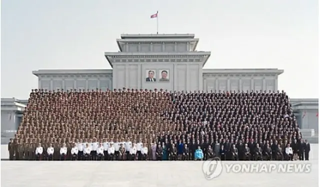 錦繍山太陽宮殿広場で撮影された記念写真。朝鮮労働党機関紙「労働新聞」に掲載された＝18日、ソウル（聯合ニュース）