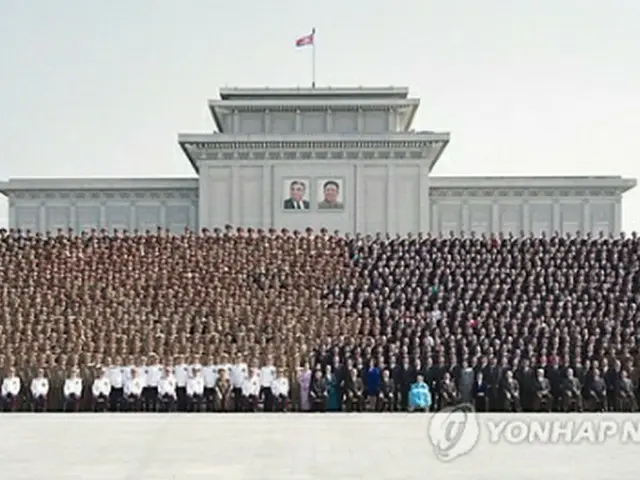 錦繍山太陽宮殿広場で撮影された記念写真。朝鮮労働党機関紙「労働新聞」に掲載された＝18日、ソウル（聯合ニュース）
