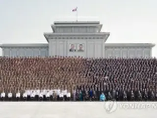記念撮影も世襲　正恩氏は独自スタイル確立＝北朝鮮