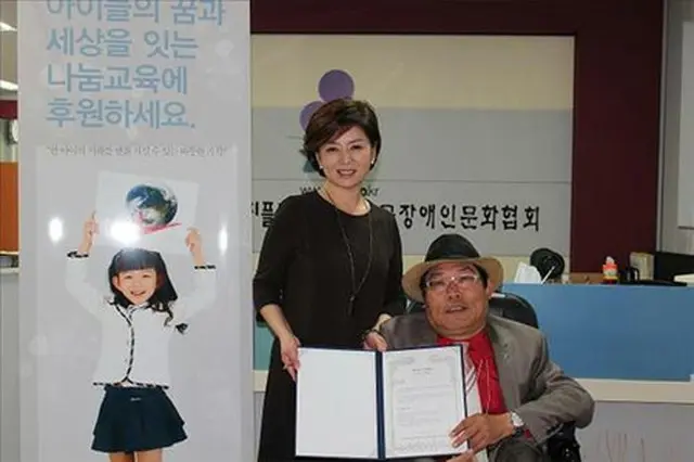 タレントのチャン・ヒス（左）と韓国障害者文化協会のアン・ジュンウォン
