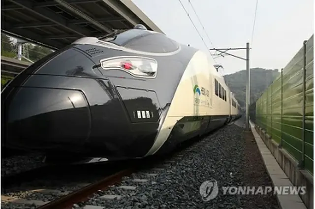 公開された次世代高速鉄道車両＝17日、昌原（聯合ニュース）