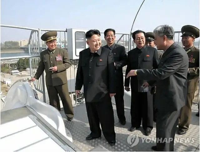 平壌の遊園地建設現場を訪れた正恩氏＝（聯合ニュース）
