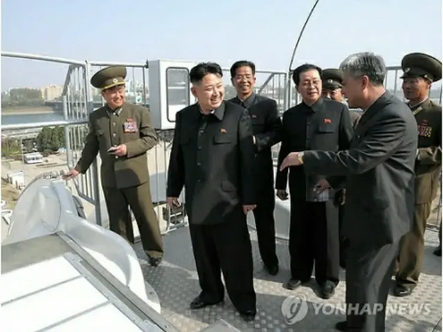 平壌の遊園地建設現場を訪れた正恩氏＝（聯合ニュース）
